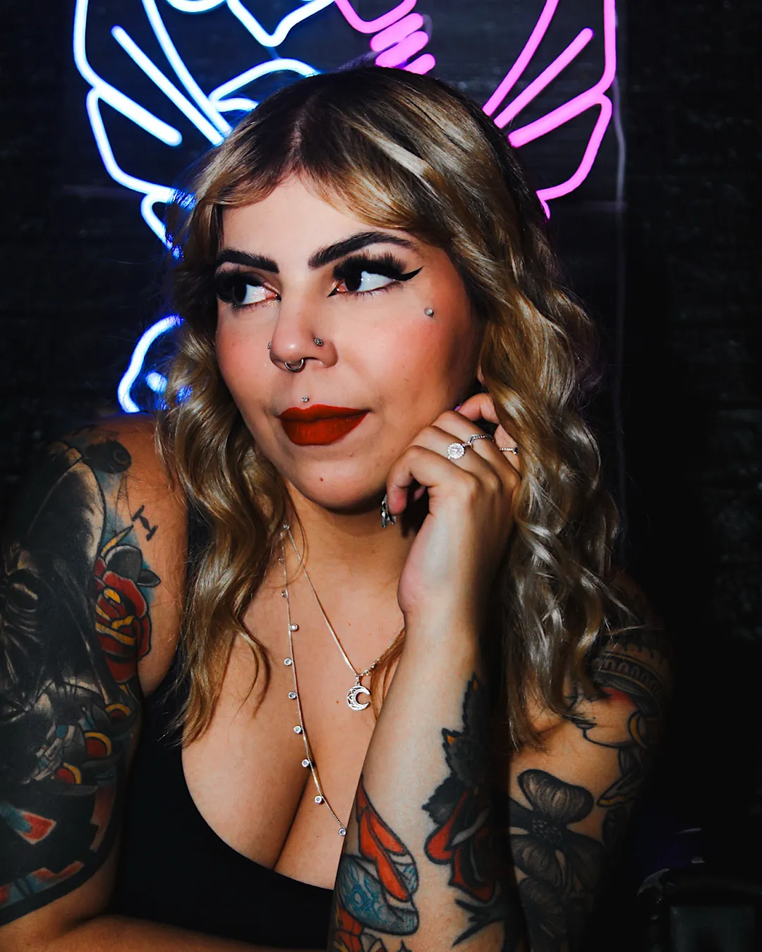 Bruna sob as asas de neon