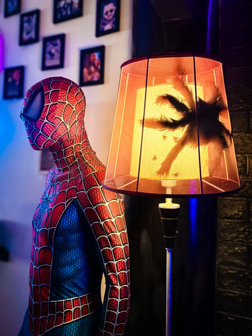 Boneco do Homem-Aranha ao lado do abajur com aranha
